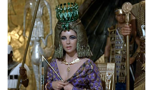 La diva del cine Liz Taylor seduce a los hombres no sólo como reina de Egipto.